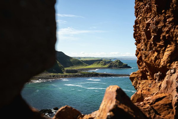 Comment choisir une croisière qui offre des randonnées pour découvrir les volcans actifs au Japon?
